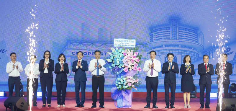 Saigon Co.op đón nhận lẵng hoa chúc mừng của UBND TP.HCM nhân kỷ niệm 30 năm thương hiệu Co.opmart.