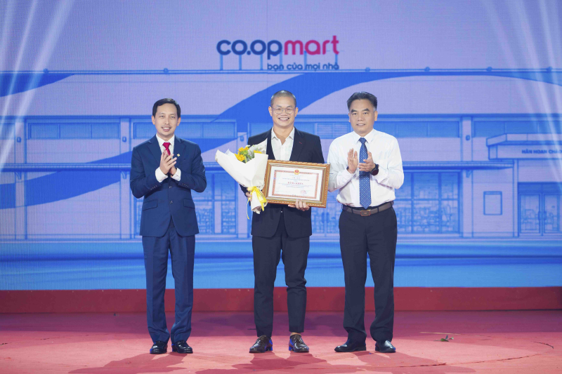 Đại diện Co.opmart Cống Quỳnh đón nhận Bằng khen của Chủ tịch UBND TP.HCM tại Lễ kỷ niệm 30 năm thành lập thương hiệu Co.opmart.