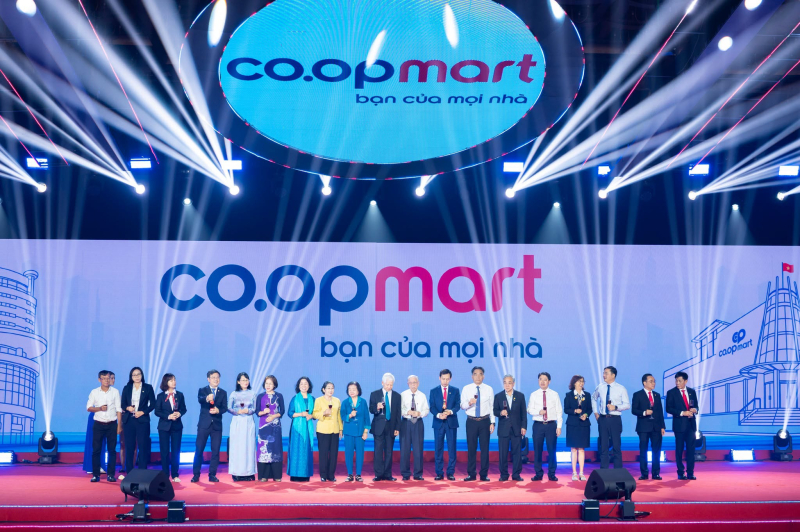 Các đồng chí nguyên lãnh đạo Đảng, Nhà nước và TP.HCM qua các thời kỳ cùng lãnh đạo Saigon Co.op chúc mừng kỷ niệm 30 năm thành lập thương hiệu Co.opmart.
