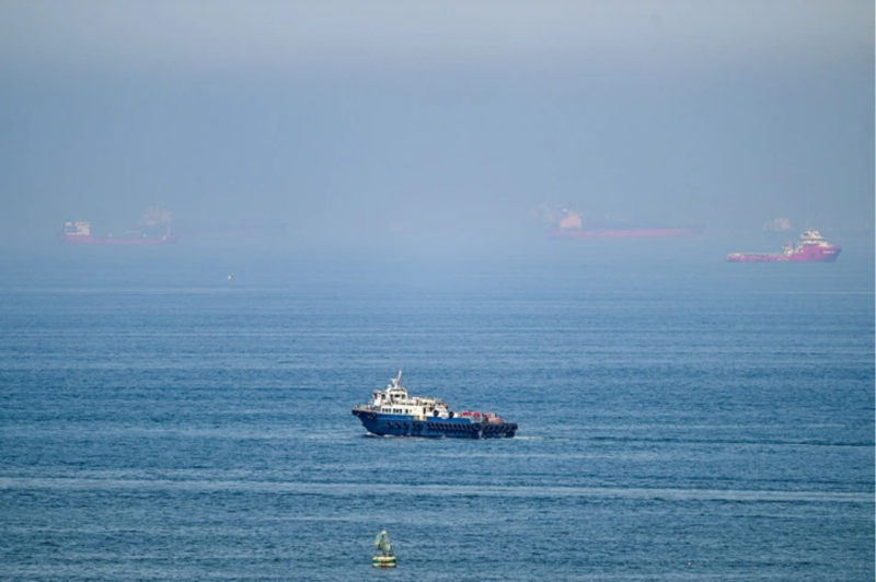 Những chiếc tàu hàng neo đậu ngoài khơi vịnh Oman, gần eo biển Hormuz vào ngày 19/6. Ảnh: AFP