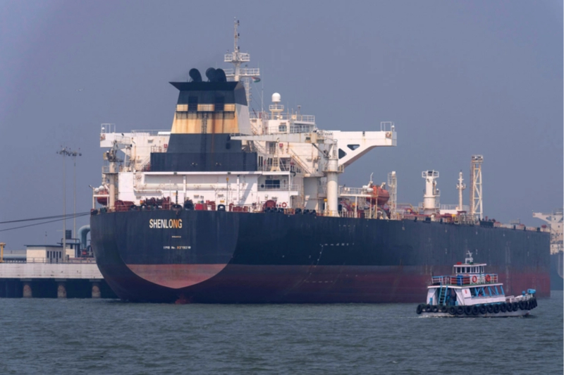 Hàng ngàn tàu mắc kẹt ở eo biển Hormuz do xung đột ở Trung Đông. Ảnh: AP