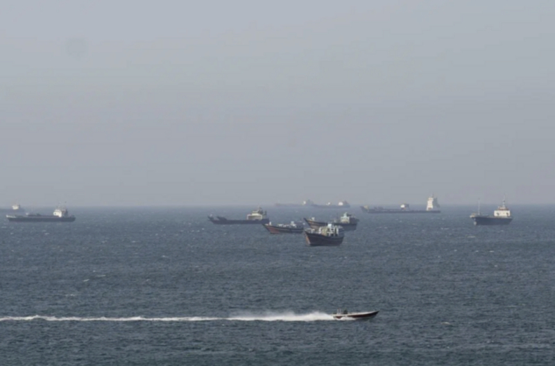 Tàu thuyền neo đậu tại eo biển Hormuz ngoài khơi Musandam, Oman. Ảnh: Reuters