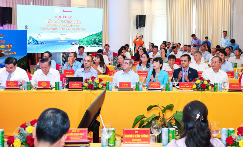 Lãnh tỉnh, lãnh đạo Công ty Yến sào Khánh Hòa và các chuyên gia, nhà khoa học tham dự hội thảo