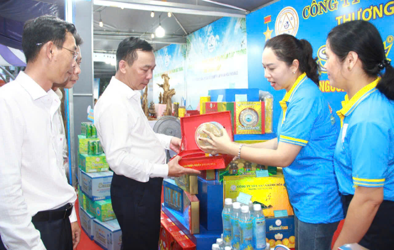 Các đại biểu lãnh đạo tham quan gian hàng Yến sào Khánh Hòa