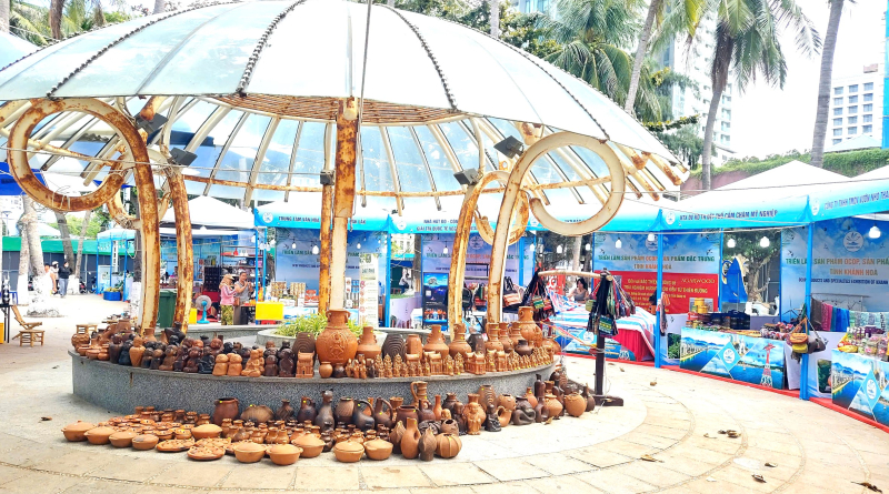 Khu trưng bày sản phẩm gốm Bàu Trúc Phan Rang