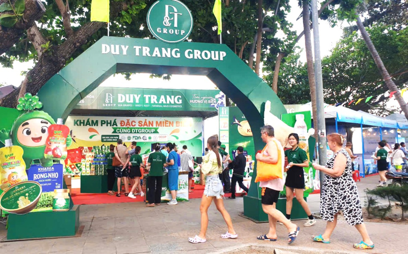 Gian hàng có đông khách tham quan, dùng thử và mua sắm tại quày trưng bày