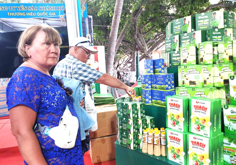 Nhiều du khách nước ngoài tham quan mua sắm