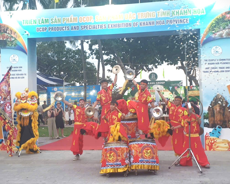 Chương trình họat náo, biểu diễn múa lân, múa trống khai trương sự kiện