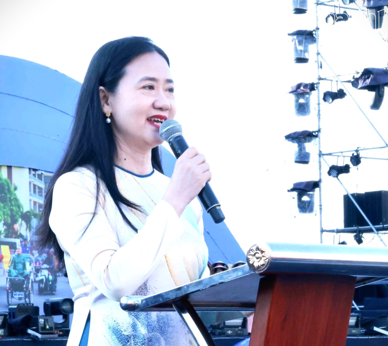 Bà Nguyễn Quỳnh Nga, Phó Chủ tịch Ủy ban MTTQ Việt Nam tỉnh, Chủ tịch Hội Liên hiệp Phụ nữ tỉnh phát biểu khai mạc.