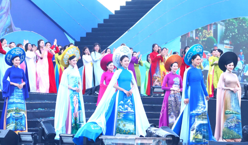 Biểu diễn áo dài