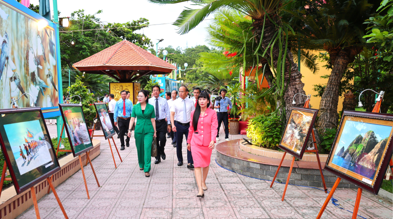 Các đại biểu tham quan khu vực triển lãm