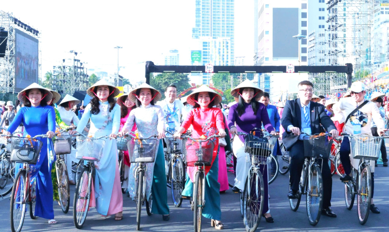 Các đại biểu lãnh đạo tham gia diễu hành