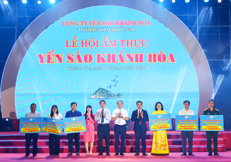 Lãnh đạo tỉnh và lãnh đạo Công ty Yến sào Khánh Hòa trao biểu trưng tặng nhà Đại đoàn kết và nhà Đồng đội.