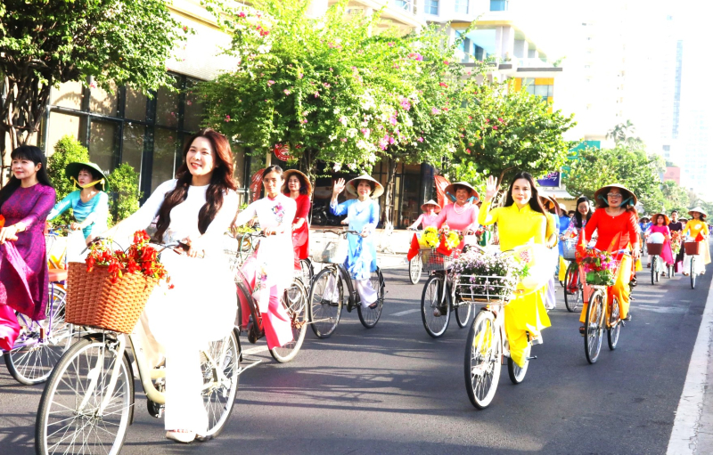 Những chiếc giỏ xe chở đầy hoa
