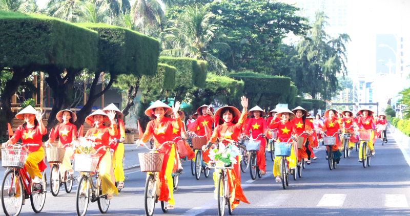 Rợp một con phố áo dài cờ đỏ sao vàng
