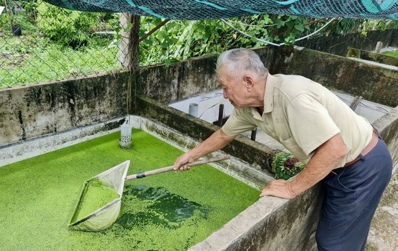 Người lính biệt động Lâm Anh Lữ với mô hình nuôi ba ba. Ảnh Intrnet