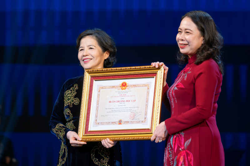 Bà Mai Kiều Liên - nguyên Ủy viên Trung ương Đảng, Anh hùng Lao động, Tổng giám đốc Vinamilk (bên trái) - đón nhận Huân chương Độc lập hạng Ba từ Bí thư Trung ương Đảng, Phó Chủ tịch nước Cộng hòa Xã hội Chủ nghĩa Việt Nam Võ Thị Ánh Xuân (Ảnh: Minh Anh).