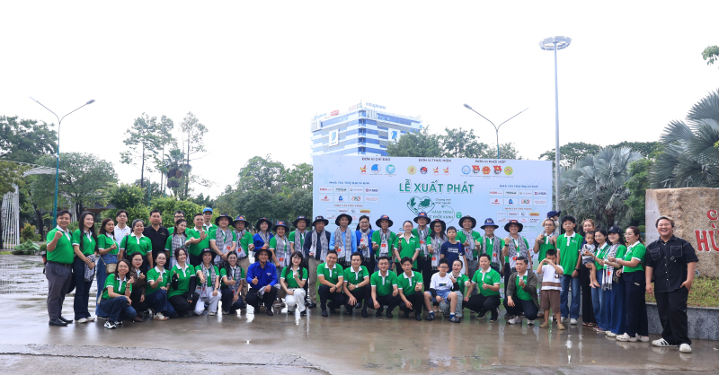 Sáng sớm 25/7, cơn mưa chưa dứt, đoàn đã bắt đầu lên đường lan tỏa chương trình Hành trình sức khỏe Xanh mùa 4