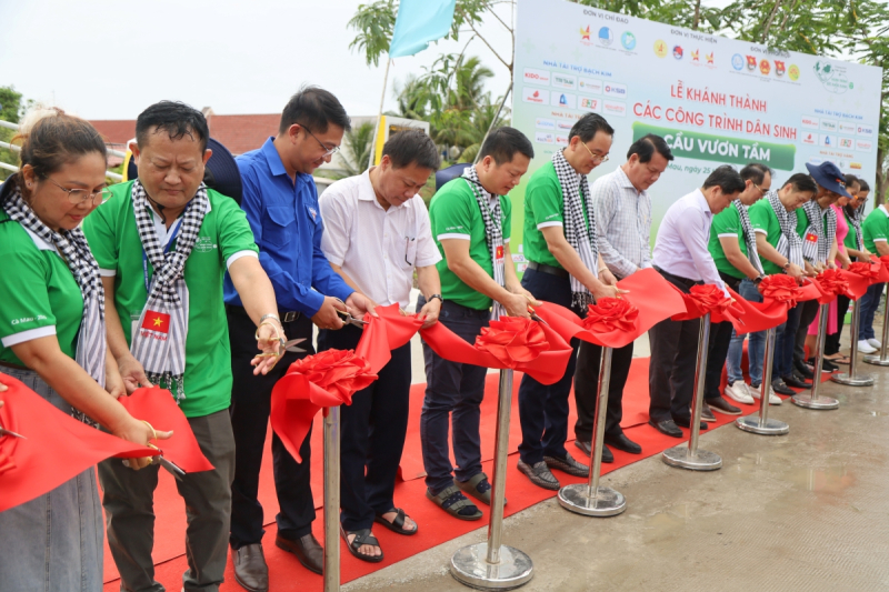 Cắt băng khánh thành cầu Vươn Tầm