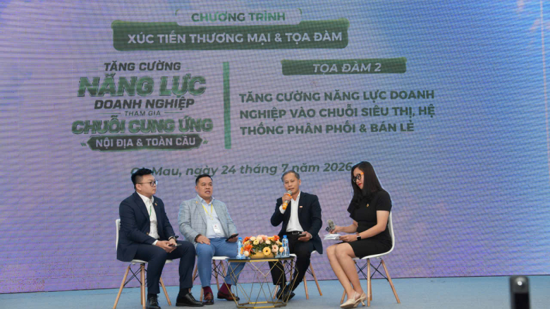 Ông Nguyễn Trọng Hiệp, Giám đốc Trung tâm Phân phối SATRA (thứ 2, từ phải sang) chia sẻ một thông điệp mang tính cốt lõi rằng vào được kệ mới chỉ là thắng một trận đấu, còn ở lại được hay không lại là cả một cuộc chơi dài hạn. Ảnh: Hoa Đinh