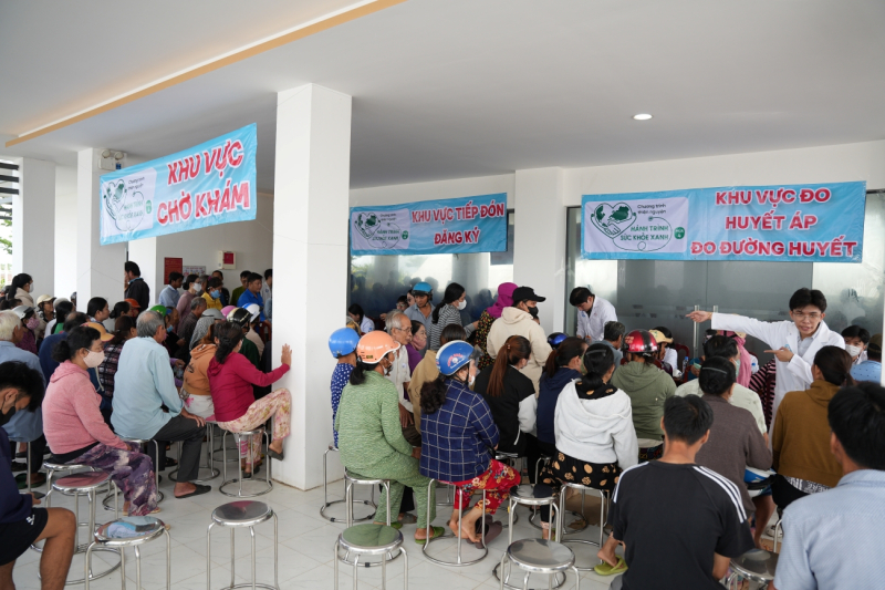 Khám bệnh, tư vấn sức khỏe và cấp phát thuốc miễn phí cho 500 người dân tại Xã Long Điền