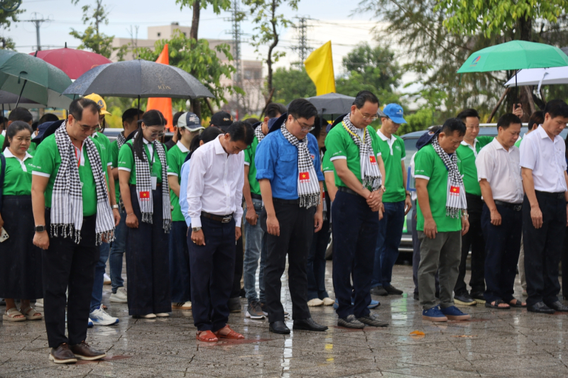 Viếng Nghĩa trang Liệt sỹ Giá Rai
