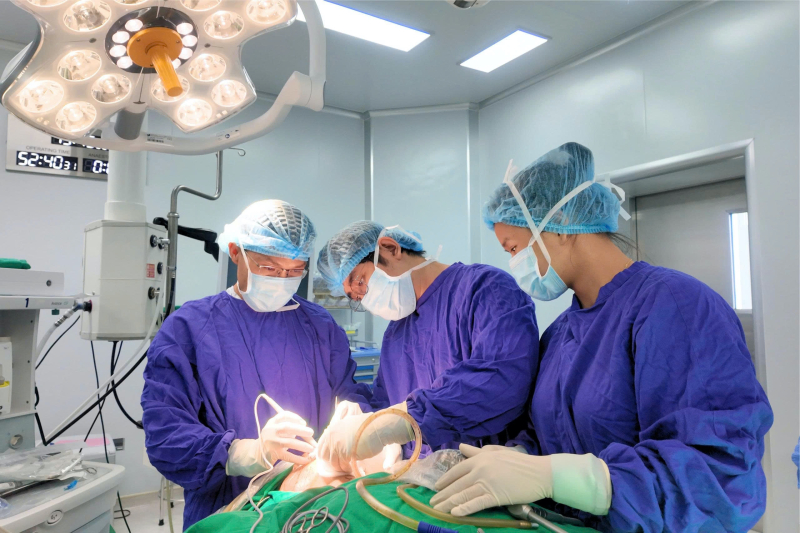 Ê-kíp Vinmec Nha Trang thực hiện phẫu thuật nội soi loại bỏ khối u tuyến giáp cho người bệnh.