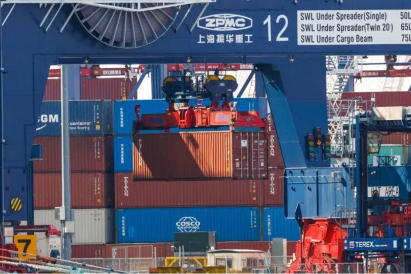 Các container được bốc dỡ từ tàu container tại cảng Port Liberty Bayonne in Bayonne, New Jersey, Hoa Kỳ. Ảnh: Bloomberg