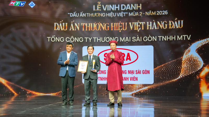 Đại diện Tổng Công ty Thương mại Sài Gòn - TNHH Một Thành viên, Tổng Giám đốc Lâm Quốc Thanh, nhận giấy chứng nhận và biểu trưng danh hiệu 