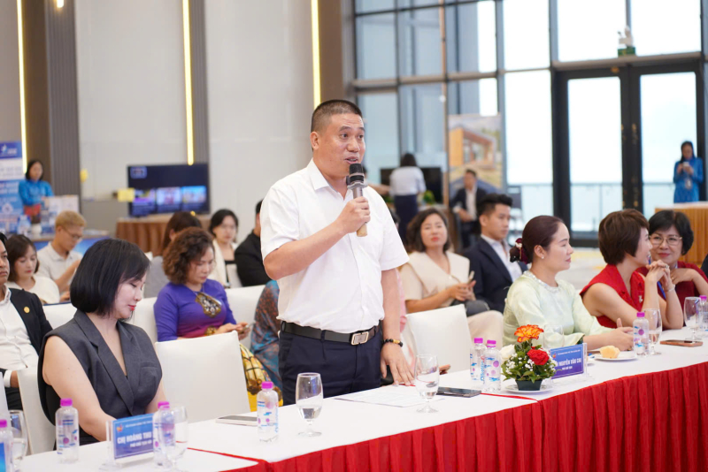 Các doanh nhân sôi nổi đưa ra các câu hỏi, đề xuất, ý kiến đóng góp với lãnh đạo tỉnh Quảng Ninh, các chuyên gia tại phiên đối thoại mở.