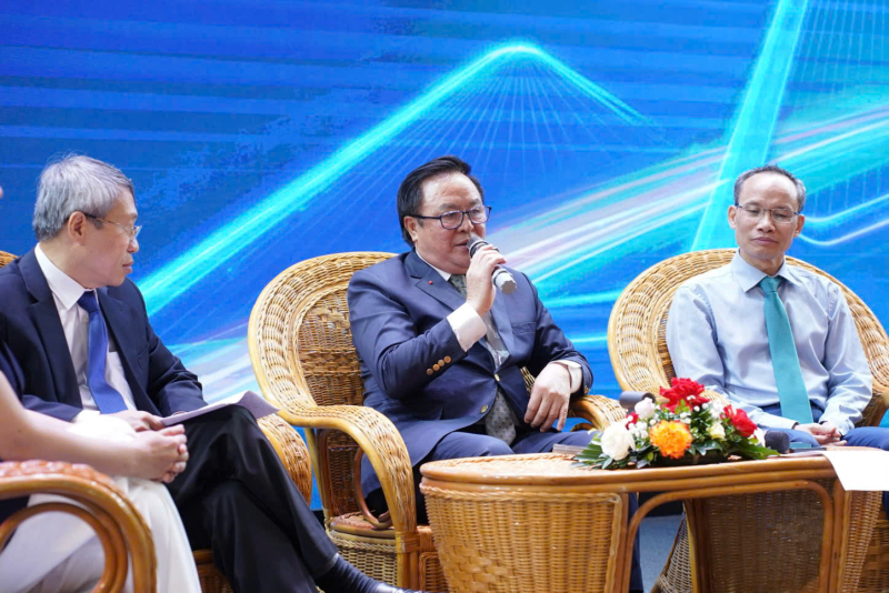 Ông Hoàng Bình Quân, Chủ tịch danh dự Hội Doanh nhân trẻ Việt Nam (cầm mic) gợi ý triển khai giải quyết bài toán chuyển đổi số - chuyển đổi xanh cho doanh nghiệp.