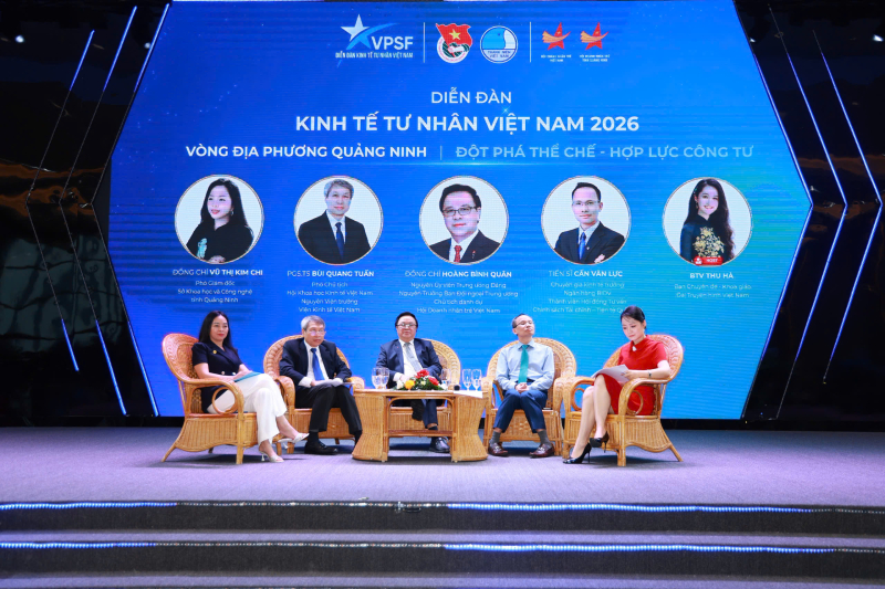 Đại diện chính quyền tỉnh Quảng Ninh, các chuyên gia kinh tế tham gia giải đáp thắc mắc cho các doanh nhân tại diễn đàn.