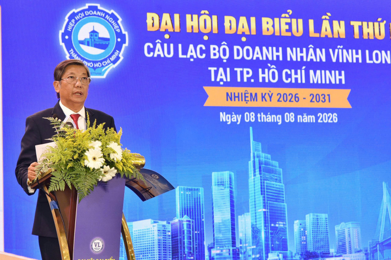 Ông Nguyễn Tu Mi - Phó Chủ tịch thường trực CLB Doanh nhân Vĩnh Long tại TP.HCM công bố danh sách Ban Chấp hành sau Đại hội