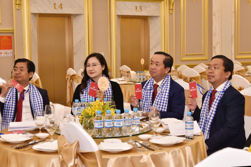 Các UV Ban Chấp hành biểu quyết thông qua các chương trình hành động của CLB