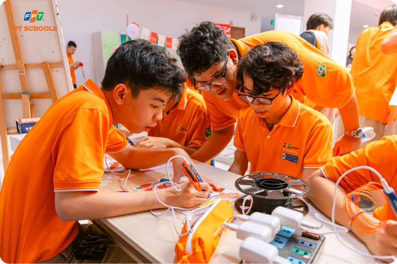 Cụ thể hóa tầm nhìn đến năm 2030, chương trình đề ra lộ trình phổ cập kiến thức toàn diện ở các cấp học và lực lượng lao động. Ảnh: FPT