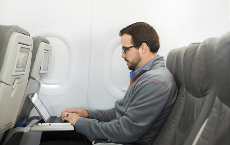 Người tiêu dùng sẽ dần hình thành thói quen coi kết nối Internet tốc độ cao trên máy bay là một quyền lợi hiển nhiên của dịch vụ hàng không. Ảnh: NBC News