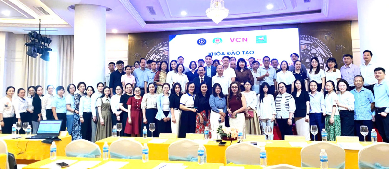 Các doanh nhân tham dự chụp hình lưu niệm cùng các giảng viên và BTC