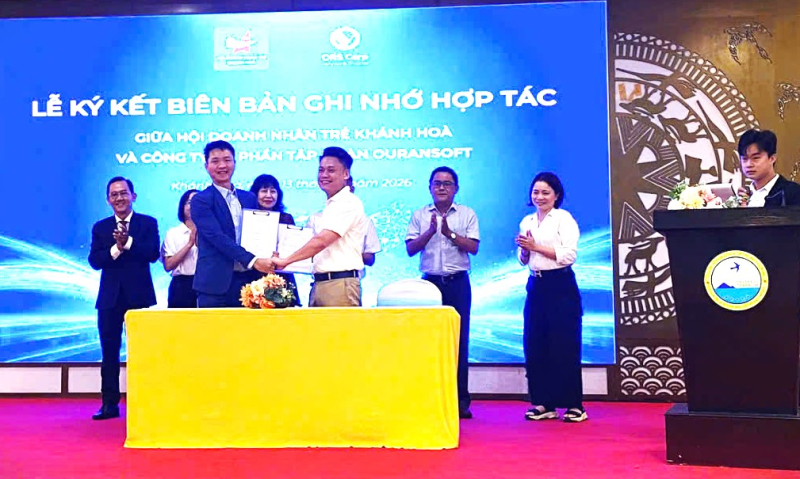 Hội Doanh nhân trẻ Khánh Hòa và Công ty Cổ phần Tập đoàn Ouransoft đã ký kết Biên bản ghi nhớ hợp tác