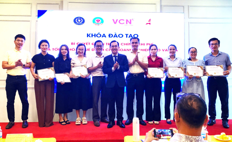 Chủ tịch Hội Doanh nhân trẻ Khánh Hòa và ThS. Quách Chánh Đại Thanh Tâm trao chứng nhận cho lãnh đạo các doanh nghiệp tham dự