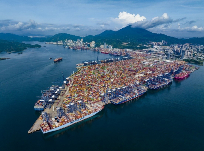6 siêu tàu dài 400 m cập cảng Yantian, Thâm Quyến (Trung Quốc) cùng một lúc. Ảnh: YICT