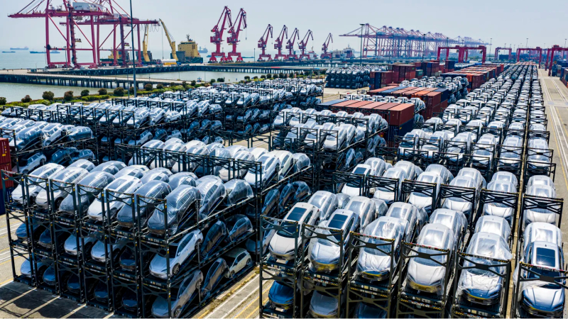 Xe điện được chuẩn bị để xuất khẩu ra nước ngoài thông qua phương thức vận chuyển bằng khung tại Khu vực Cảng Thái Thương, Cảng Tô Châu, tỉnh Giang Tô, Trung Quốc. Ảnh: CNBC