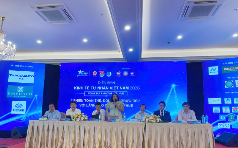 Đai diện lãnh đạo các sở, ngành thành phố Huế trực tiếp giải đáp các thắc mắc của doanh nghiệp.