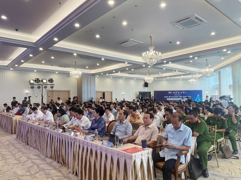 Đại diện các Sở, ngành Thành phố Huế và hơn 300 doanh nhân tham dự diễn đàn.