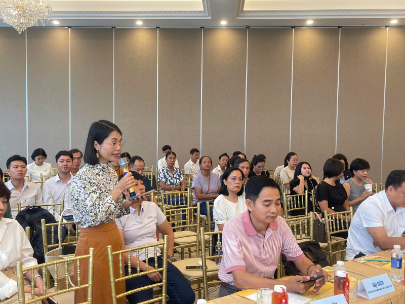 Bà Trà My, đại diện một doanh nghiệp tại Thành phố Huế đặt câu hỏi cho đại diện Sở Nông nghiệp và Môi trường về phát triển vùng nguyên liệu.