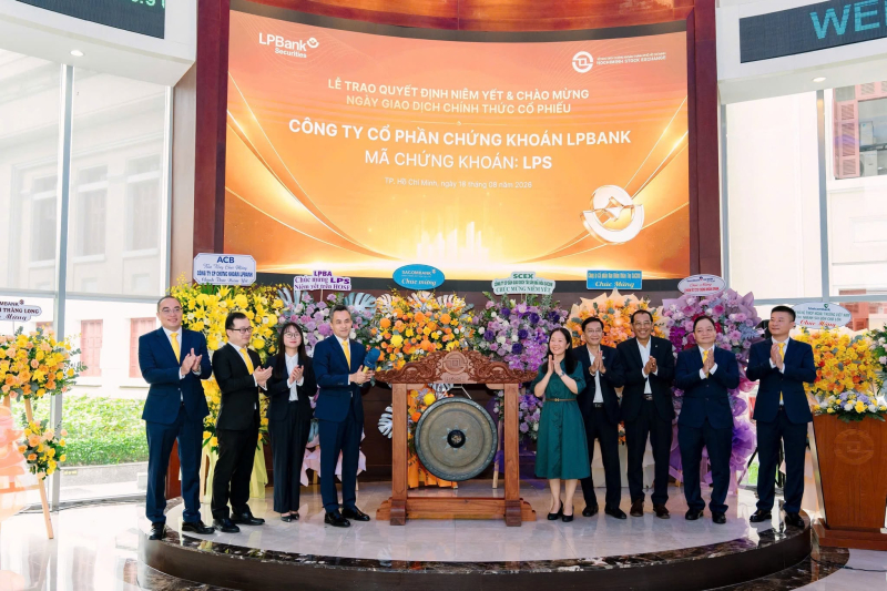 Lãnh đạo Chứng khoán LPBank trong lễ đánh cồng niêm yết cổ phiếu LPB trên sàn HOSE. (Nguồn: HOSE)
