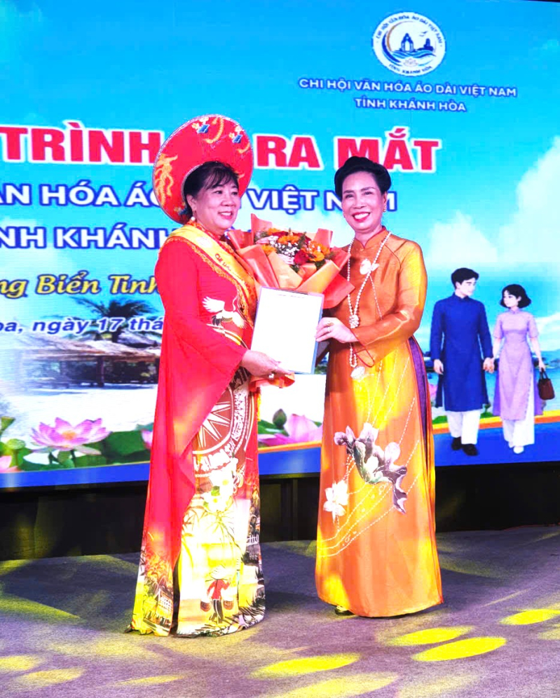 Chủ tịch Hiệp hội Văn hóa Áo dài Việt Nam (phải) trao Quyết định thành lập và tặng hoa chúc mừng cho Chi hội trường Chi hội Văn hóa Áo dài Khánh Hòa