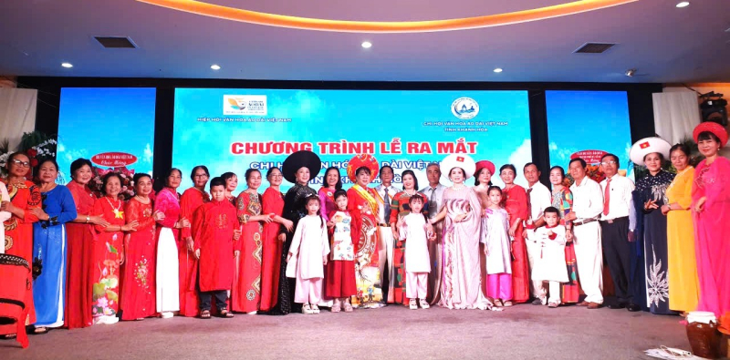 Cộng đồng doanh nhân yêu thích áo dài tại Khánh Hòa check in kỷ niệm