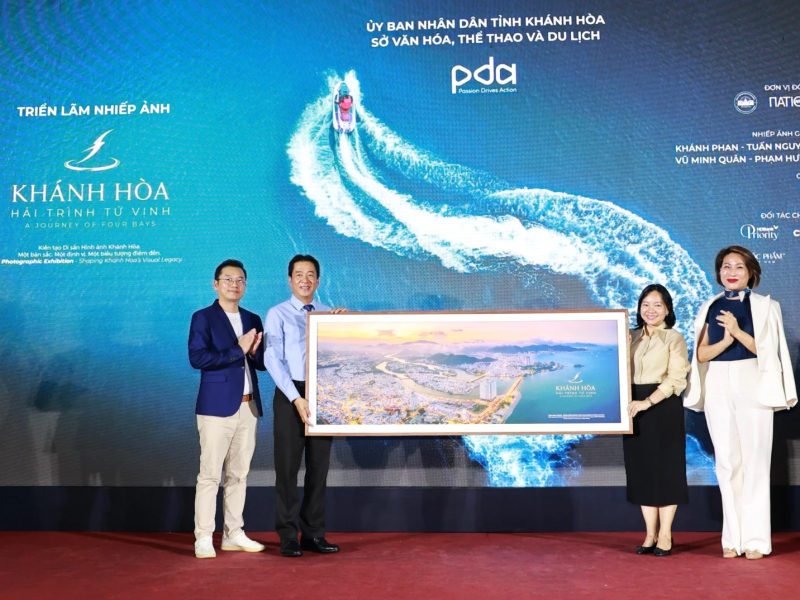 Đại diện lãnh đạo tỉnh Khánh Hòa nhận bức tranh tri ân từ lãnh đạo PDA & Partners cùng các đơn vị chuyên môn