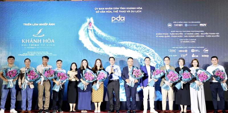 Đại diện lãnh đạo tỉnh Khánh Hòa tặng hoa tri ân các nhiếp ảnh gia, các đơn vị đồng hành.