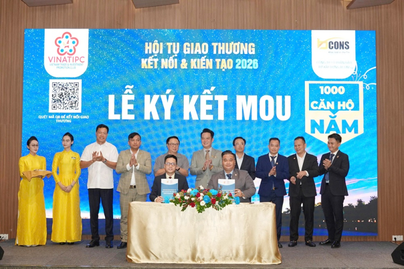 Đại diện các doanh nghiệp kết các biên bản ghi nhớ hợp tác tại chương trình.